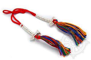 Le compteur de récitations avec la cloche et le vajra